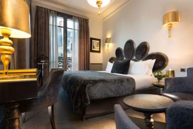 Lit de la chambre Deluxe avec bureau, canapé et table