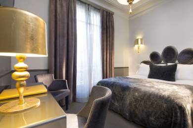 Chambre classique double avec lit et bureau