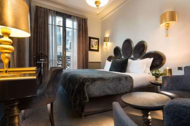 Lit de la chambre Deluxe avec bureau, canapé et table