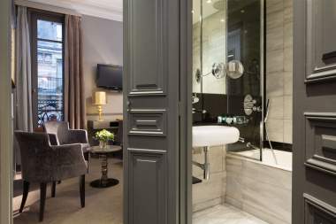 Salle de bain chambre Deluxe avec vasque simple et baignoir