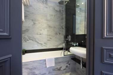 Salle de bain la chambre Deluxe avec baignoire et lavabo simple